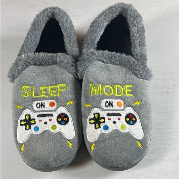 Wonder Nation Gray Kids Slippers with Embroidery - Picture 2 of 4